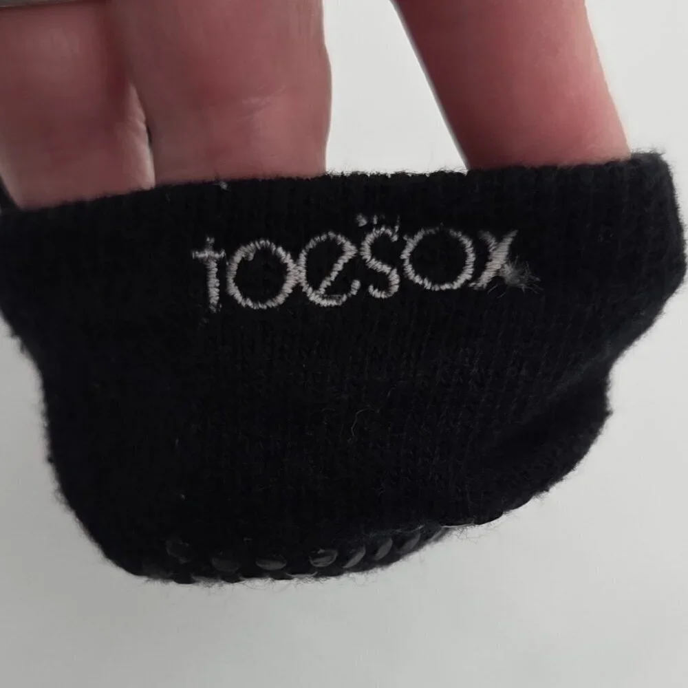 TOESOX Half-Toe Grip Pilates/Barre/Yoga Socks - Black Size S/M